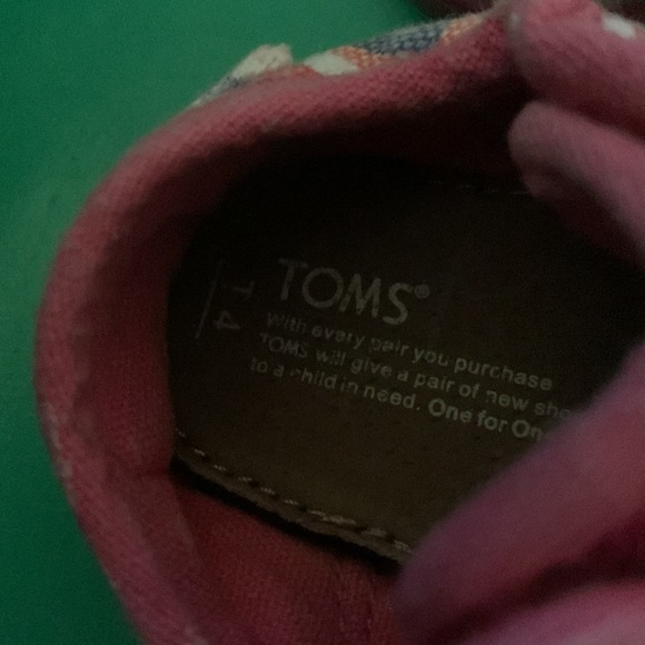 TOMS Tiny Shoes - Picture 4 of 6